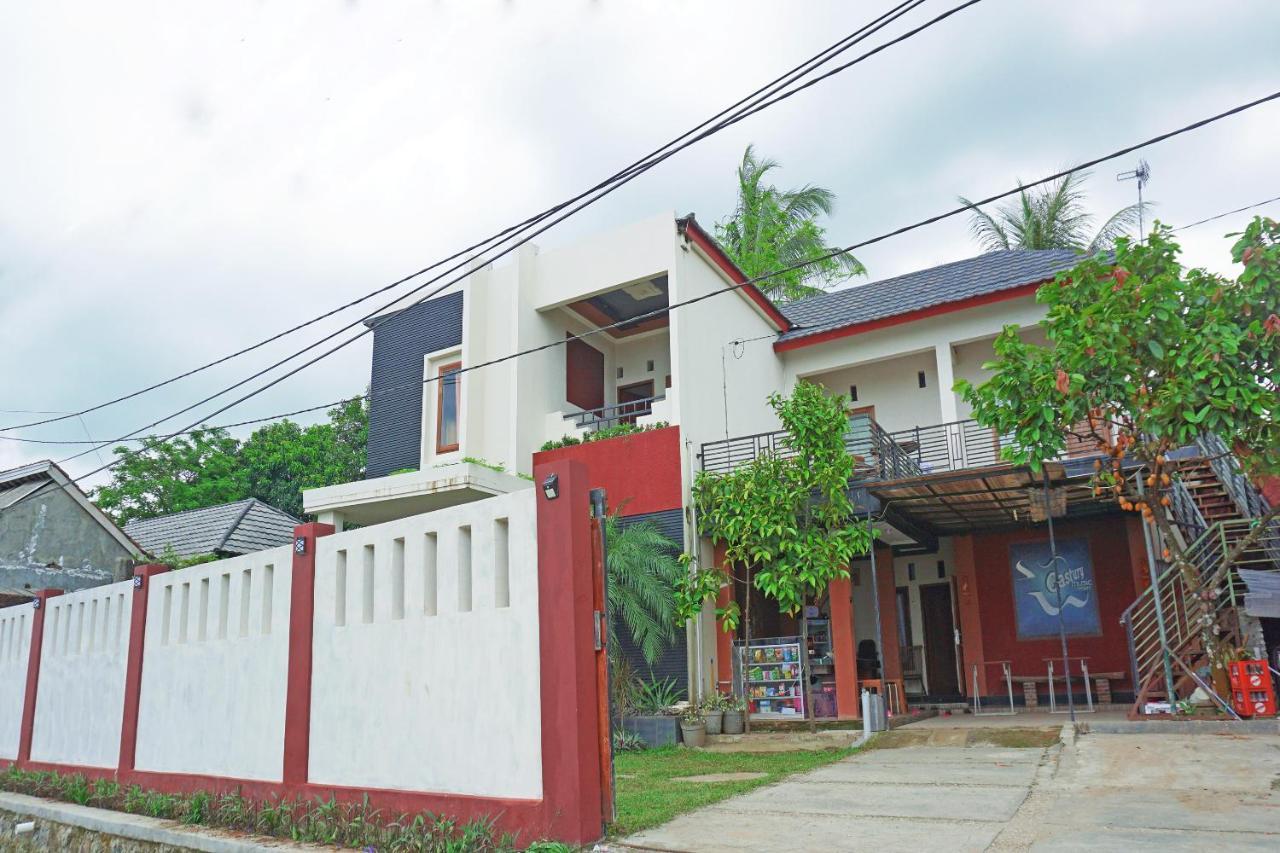 Oyo 2860 The Castury Homestay Syariah Tanjung Lesung Exterior photo